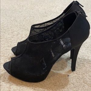 E L L E. Woman’s Black Lace Heel peep toe shoe